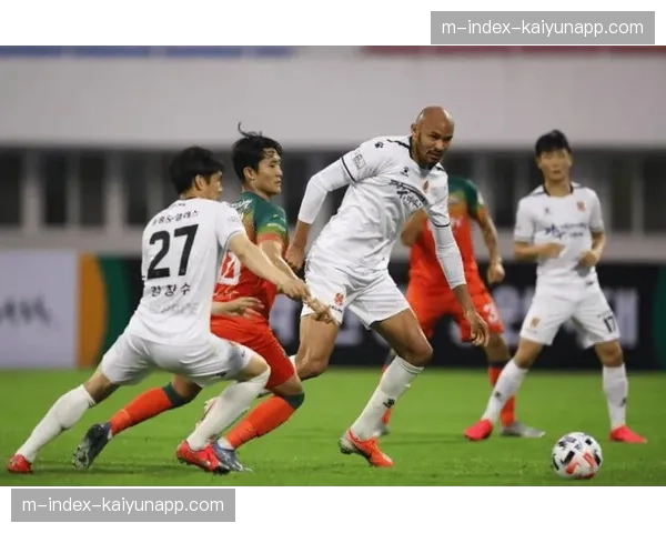 浦项制铁与大坂钢巴亚冠对决展现日韩足球风格